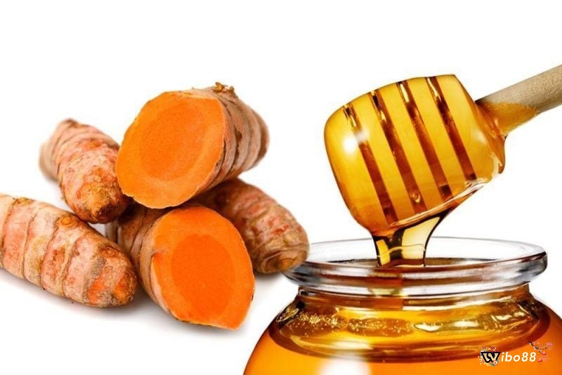 Nghệ tươi và mật ong kháng khuẩn trị nấm họng ở gà
