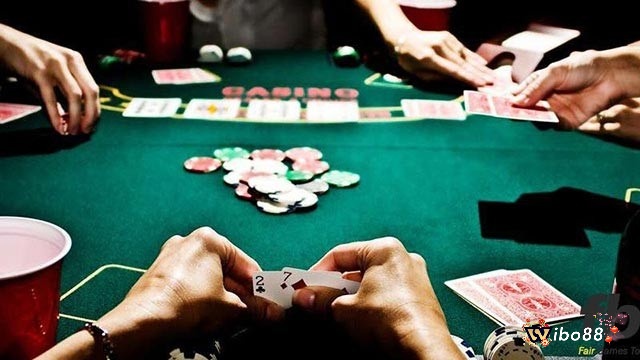 Trong Poker online đầu tiên anh em sẽ được chia cho 2 lá bài