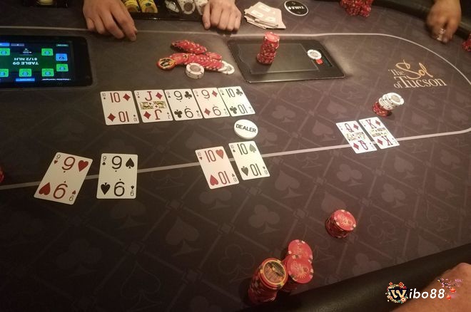 Dealer luôn là “vị trí vàng” vì bạn đi sau và có quyền ra quyết định cuối cùng. Chơi ít hơn ở vị trí đầu, mạnh tay hơn ở vị trí cuối!